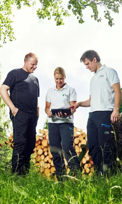 Produksjonsplanleggeren jobber i team med skogbruksledere og har hovedansvar for valg av entreprenør og kjøreruter til entreprenørene i en gitt geografi.