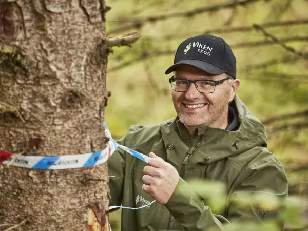 Hvor finner jeg informasjon om miljøverdier i egen skog? Hvilke trær skal bli livsløpstrær? Hva innebærer sertifiseringsavtalen? Svar på disse og mange andre spørsmål kan du få på grunnkurs i Norsk PEFC Skogstandard. Krav til slik kunnskap er nedfelt i sertifiseringsavtalen og obligatorisk for skogeiere som ønsker å planlegge, administrere og gjennomføre hogst i egen skog.