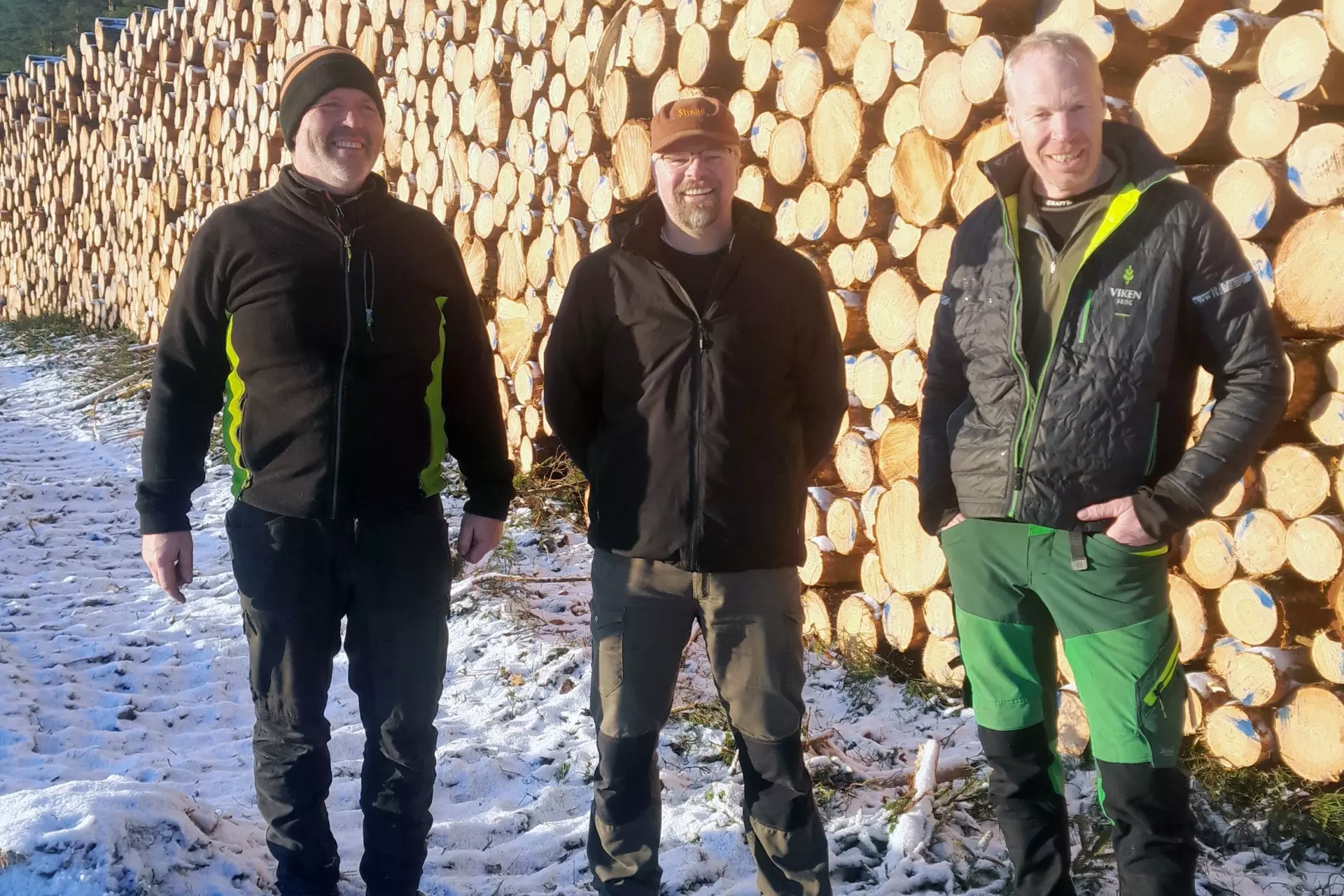 HØGGERE MED SKOGEIER: Dag Martin Herman, Håkon Lindstad og Ottar Langvassbråten foran sagtømmervelten med furu av prima kvalitet. Foto: Thor Gunnar Tangen