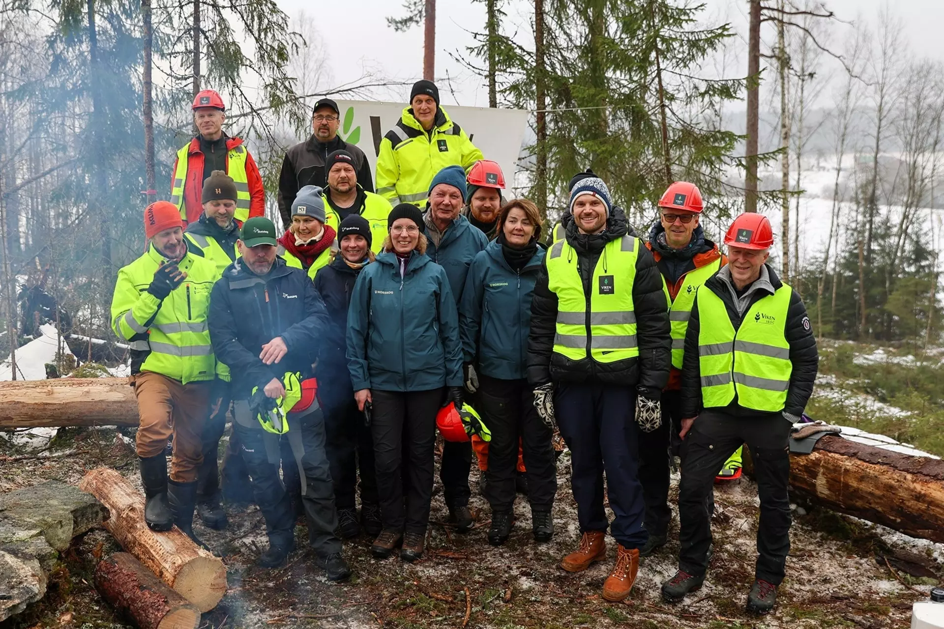 SAMLET FOR SKOGEN: BAKERST FRA VENSTRE: Arne Oftedal (Landbruks- og matdepartementet), Niclas Gaustad (Røsåsen Skogsmaskiner), Bjørn Kristian Fjærestrand-Børke (Viken Skog). MIDTEN: Helge Nordby (Statsforvalteren), Nina Glomsrud Saxrud (Statsforvalteren), Thomas Ringen (Røsåsen Skogsmaskiner), Arne Rørå (Norskog), Hans Asbjørn Sørlie (Skogeierforbundet) og (bak ministeren) Frode Lyssandtræ (Landbruks- og matdepartementet). FORAN: Lars Sandgren (Gjerdrum og Ullensaker kommuner), Gunnar Lien (Statskog), Monica Grindberg (Statskog), Anne Delphin (Norskog), Benthe Løvenskiold (Norskog), Lars Kristen Sandtrøen, Olav Bjella (Viken Skog) og Per Skorge (Skogeierforbundet). Bålrøyk i øynene var tidvis en utfordring, som på dette bildet, men svien går heldigvis fort over.