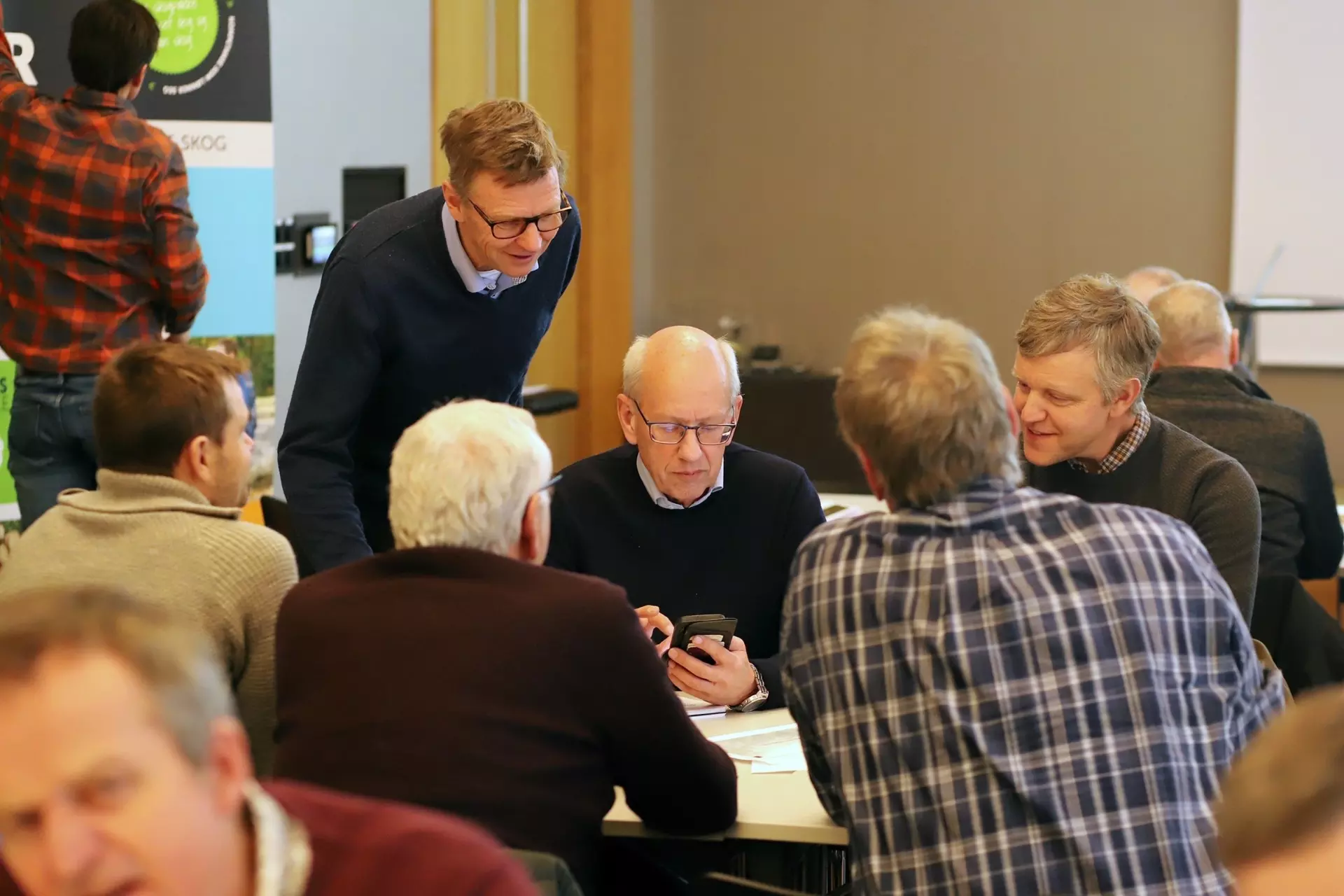 LARS FREDRIK SVARER: Organisasjonssjef Olav Bjella tar en prat med deltakerne på en av gruppene. Lars Fredrik Stuve svarer på spørsmålene via den interaktive løsningen fra Mentimeter. De andre rundt bordet er Erling Kittilsviken (Hallingdal), Ola Frøysok (Hallingdal), Andreas Råheim (Sør-Aurdal) og Paul Øksne (Søndre Land og Fluberg).