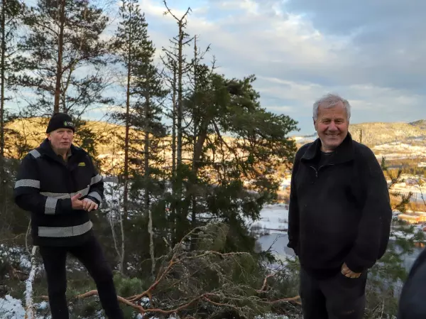 Harald Evju (65) og Jan Westby (78) har til sammen jobbet mer enn 100 år i skogen. Mange av disse årene har de jobbet sammen – alltid med en vennskapelig ordstrid om hvilket sted som er best: Lardal eller Sandsvær.