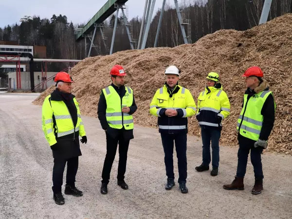 Landbruks- og matminister Geir Pollestad ville høre om og se planene for den planlagte trefibermassefabrikken i Hønefoss, og tok sin første tur til Treklyngen Industripark fredag 13. desember. På møtet lovte landbruksministeren at han vil be sin statsrådkollega om fortgang i behandlingen av klagen på avslaget om utslippstillatelse.