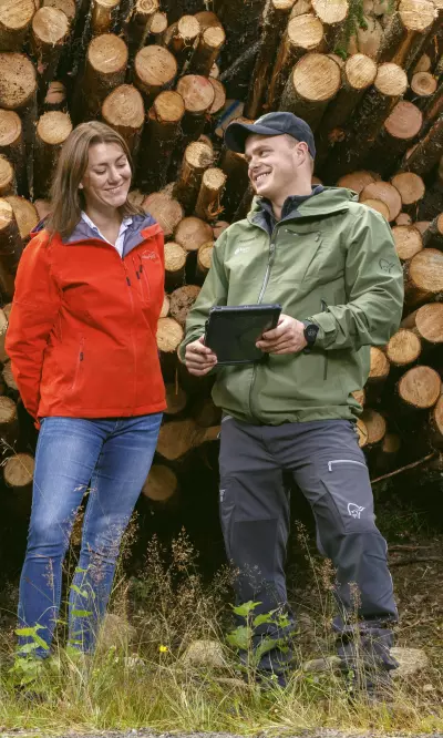 Salgsavdelingen i Viken Skog har en viktig posisjon i forretningsutvikling når det kommer til kjøp og salg av tømmer. Vår oppgave er å etablere og vedlikeholde sterke relasjoner med blant annet industrien for å sikre optimal distribusjon og verdiskaping av tømmer.