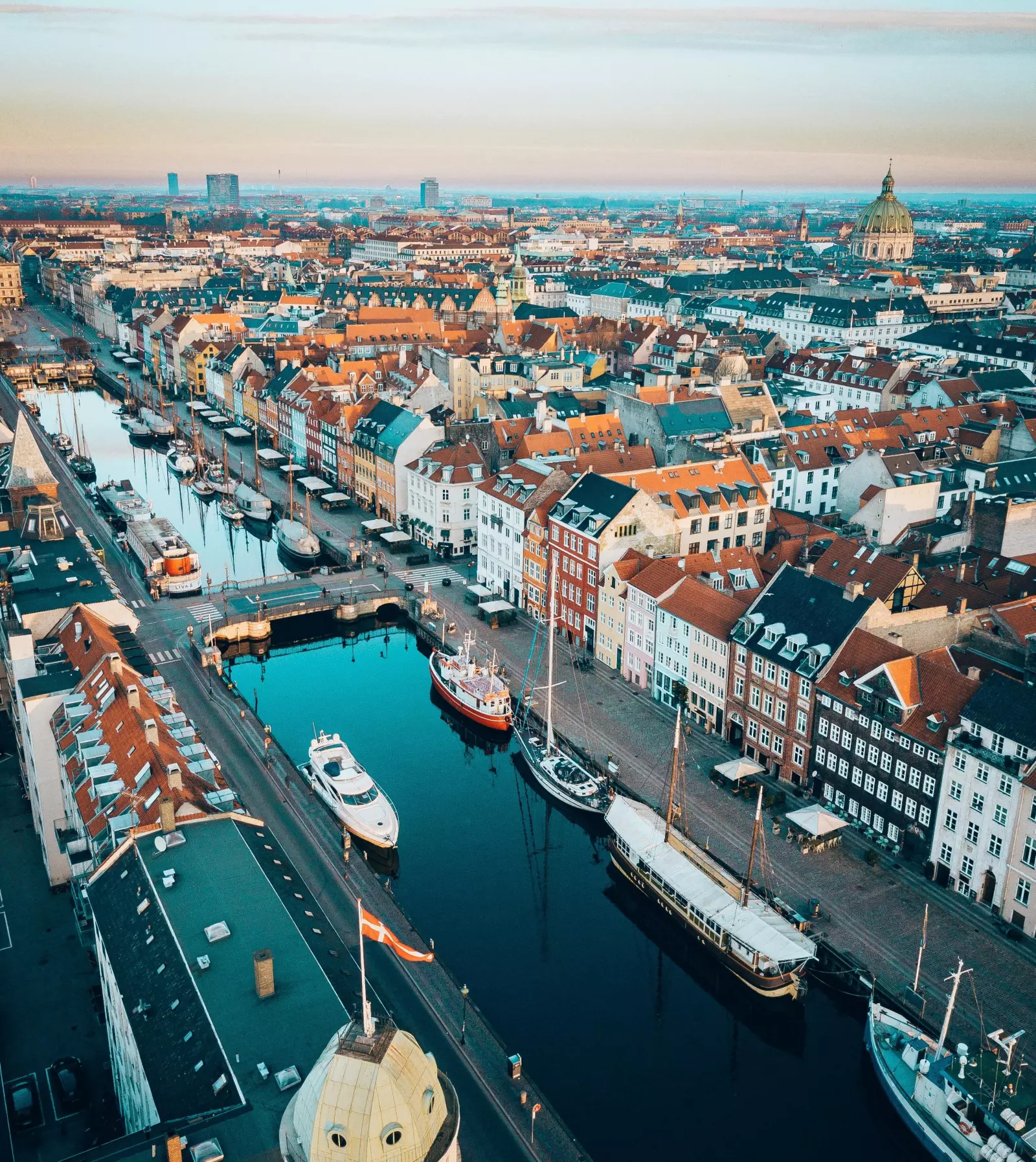 København skal bli den første CO₂-nøytrale hovedstad i verden innen 2025. Det krever omstilling av fjernvarme til 625.000 københavnere. Norsk flis bidrar. 