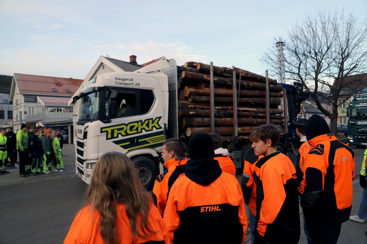 Tømmerbilkortesje i sentrum av Kongsberg