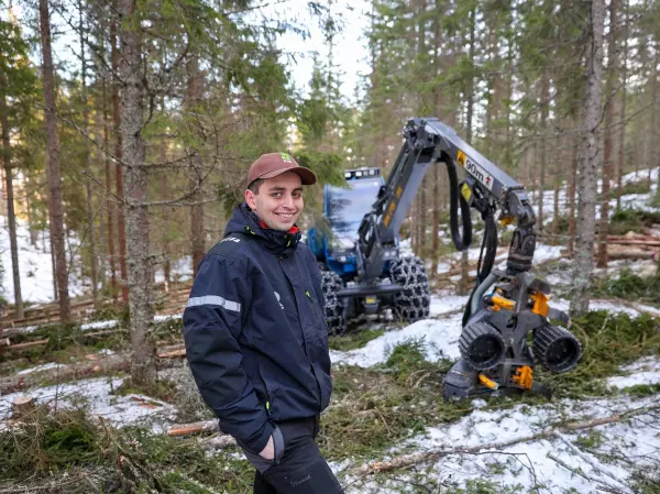 Tor Håkon (21) jobber fast med tynningsoppdrag for SB Skog, Viken Skogs datterselskaper. I en oppsiktsvekkende ung alder har han gjort en oppsiktsvekkende stor investering for å jobbe med det han trives aller best med.